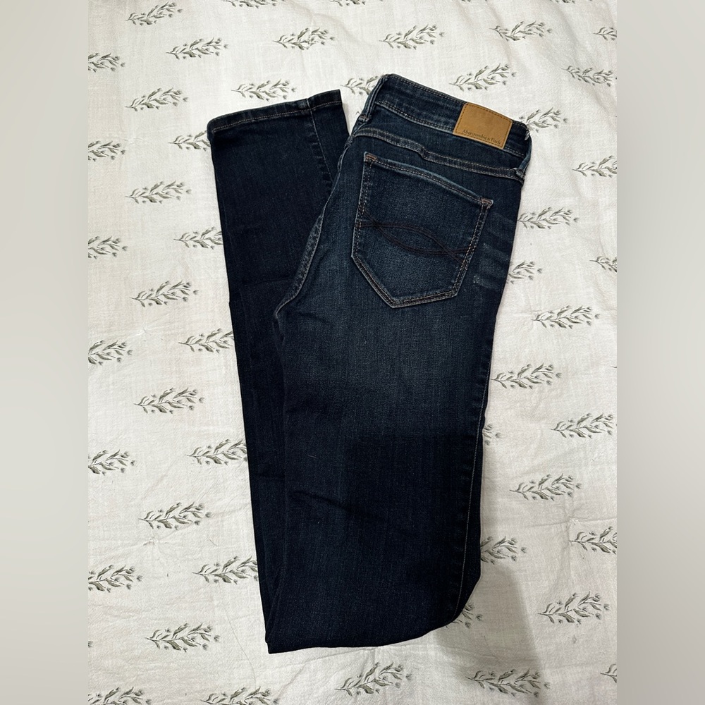 ABERCROMBIE AND FITCH ~ mid rise ~ slim straight jeans~ size 2L